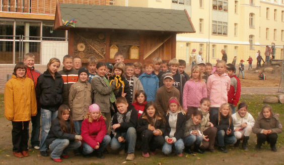 Die Schueler vor dem Insektenhotel